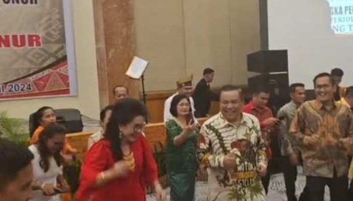Pj Gubernur Riau SF Hariyanto Bersama Masyarakat Nias Ikut Larut Dalam Suasana “Tari Maena” di Hotel Arya Duta Pekanbaru