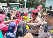 Bagikan Minuman Gratis Ke Masyarakat yang Demo, Kapolsek Tualang: Hanya Ingin Bantu Masyarakat yang Sedang Menyuarakan Aspirasi