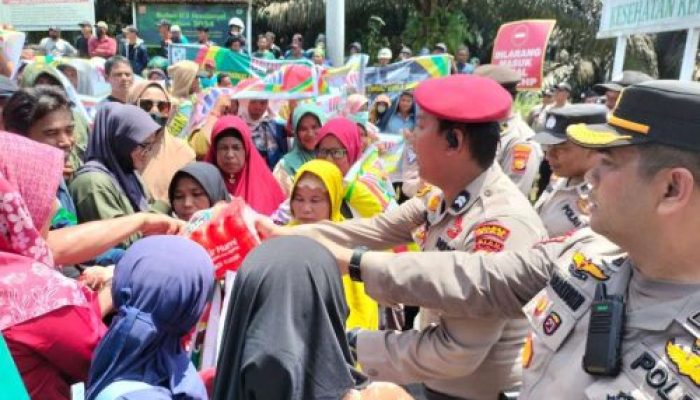 Bagikan Minuman Gratis Ke Masyarakat yang Demo, Kapolsek Tualang: Hanya Ingin Bantu Masyarakat yang Sedang Menyuarakan Aspirasi