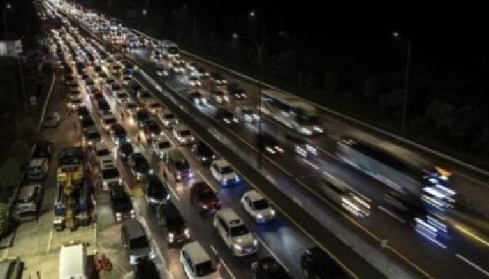 Hadapi Pucak Arus Balik, Polri Terapkan Contraflow Di Tol Cikampek Km 70-47 Arah Ke Jakarta