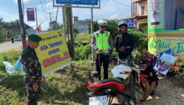 Personel Pos PAM Nilam Sari Ukui Layani Pemudik Dengan Menyiapkan Kompresor Alat Pengisi Angin Gratis