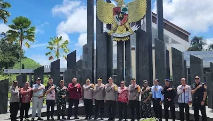 Wakapolda Kalbar Melakukan Kunker Ke Satgas Pamtas RI-Malaysia Yonarmed 16/TK Untuk Meninjau Pengawasan Perbatasan di PLBN Entikong