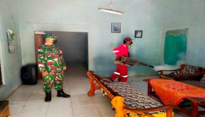 Babinsa Koramil 0808/03 Kanigoro Serka Riyanto Melaksanakan Pendampingan Fogging Massal Dari Dinkes Blitar