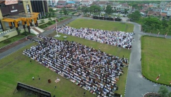 Kapolda Riau Bersama Ribuan Masyarakat Laksanakan Sholat Idul Fitri 1445 H Di Halaman Mapolda Riau