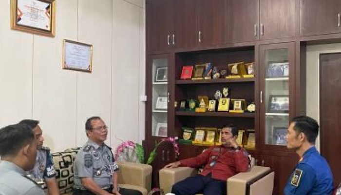 Lapas Kelas IIA Pekanbaru Melakukan Kunjungan Ke Damkar Kota Pekanbaru Untuk Menguatkan Sinergi dan Silaturahmi