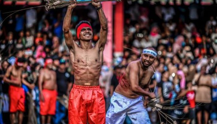 Tradisi Negeri Mamala-Morella Menyambut 7 Syawal 1445 H Dengan Baku Pukul Sapu Lidi