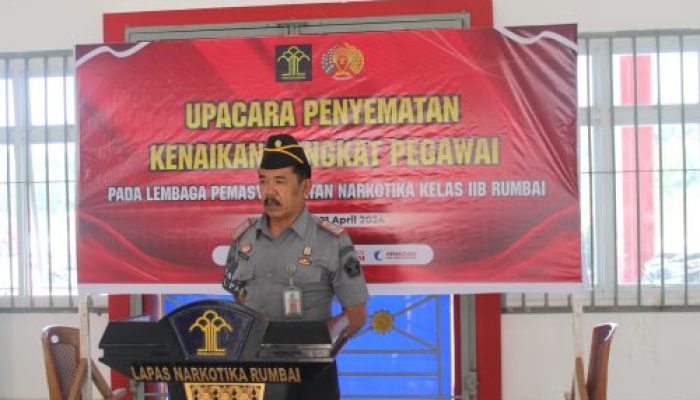 Gelar Upacara Kenaikan Pangkat, 4 Pegawai Lapas Narkotika IIB Rumbai Mendapatkan Kenaikan Pangkat Satu Tingkat Lebih Tinggi