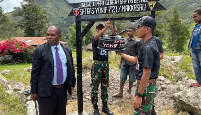 Satgas Pamrahwan Yonif 721/Makkasau Serahkan Bantuan Lonceng Kepada Gereja Baptis Bethel Kampung Wanam