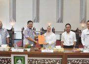 Selesai Dilakukan Audit Oleh BPK Riau, Bupati Kasmarni Terima Buku Laporan Rekomendasi dan Saran Dari Tim Pengendali Teknis BPK Riau