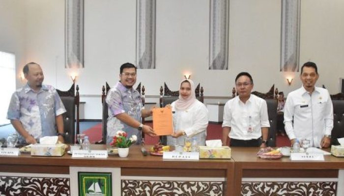 Selesai Dilakukan Audit Oleh BPK Riau, Bupati Kasmarni Terima Buku Laporan Rekomendasi dan Saran Dari Tim Pengendali Teknis BPK Riau