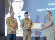 Membanggakan!! Bupati H. Zukri Terima Penghargaan Terbaik I Pembangunan Daerah Provinsi Riau 2024 Atas Dedikasinya Membangun Kabupaten Pelalawan