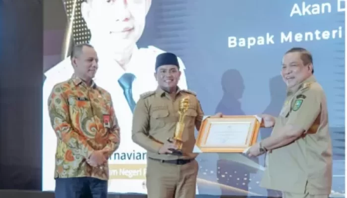 Membanggakan!! Bupati H. Zukri Terima Penghargaan Terbaik I Pembangunan Daerah Provinsi Riau 2024 Atas Dedikasinya Membangun Kabupaten Pelalawan