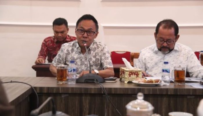 Didampingi Sekda Bengkalis, Pj Gubernur Riau SF Hariyanto Sambut Kunjungan Investor Pembangunan Jembatan Pulau Bengkalis-Pulau Sumatera dikediaman Gubernur Riau