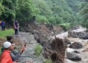 Akibat Longsor dan Banjir, Jalan Padang-Bukittinggi Tidak Bisa Dilalui Kendaraan, Polisi Himbau Masyarakat Gunakan Jalur Alternatif