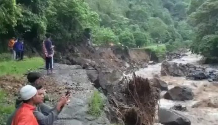 Akibat Longsor dan Banjir, Jalan Padang-Bukittinggi Tidak Bisa Dilalui Kendaraan, Polisi Himbau Masyarakat Gunakan Jalur Alternatif