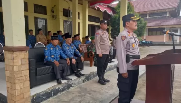 Pelaksanaan Upacara Bendera Memperingati Hardiknas di Kantor Camat Kuantan Hilir, Dilaksanakan Oleh Personel Polsek Kuantan Hilir