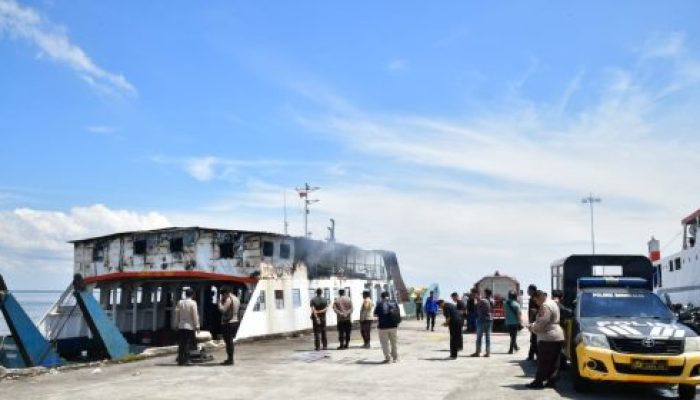 KMP Permata Lestari I Terbakar Saat Bersandar di Pelabuhan BUMD Desa Air Putih Bengkalis