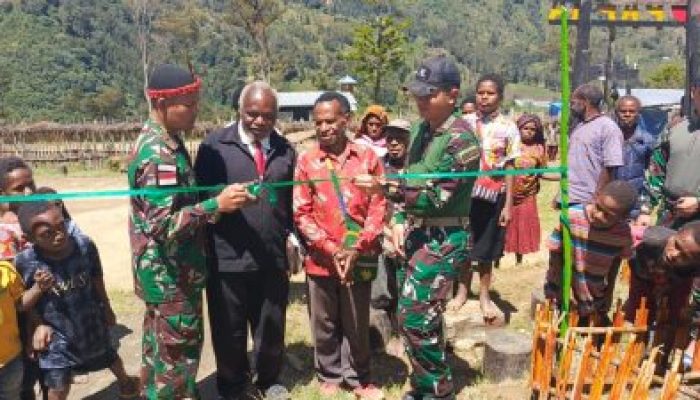Jelang Purna Tugas, Satgas Pamrahwan Yonif 721/Makkasau Bangun Tugu Salib dan Makkasau Sebagai ‘Kenang-Kenangan’ Untuk Warga