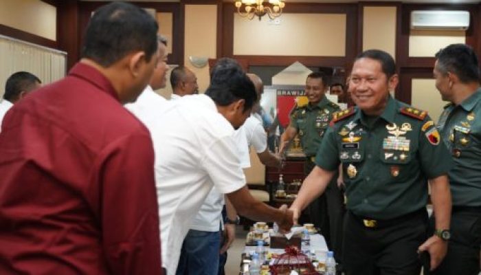 Berhasil Kawal Pemilu di Jatim, Pangdam V/Brawijaya Mayjen TNI Rafael Terima Penghargaan Prapanca Award dari PWI Jatim