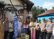 Wujud Kepededulian dan Respon Cepat Pada Masyarakat, AKBP Budi Setiyono Serahkan Bantuan Kepada Korban Kebakaran di Kelurahan Pasir Pengaraian