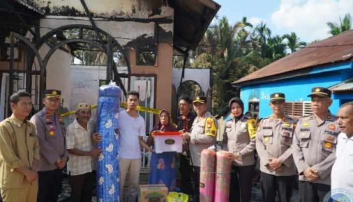 Wujud Kepededulian dan Respon Cepat Pada Masyarakat, AKBP Budi Setiyono Serahkan Bantuan Kepada Korban Kebakaran di Kelurahan Pasir Pengaraian