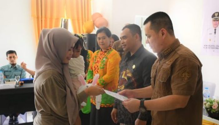 Pj Bupati Kayong Utara Hadiri Acara Pekan Imunisasi Dunia 2024 dan Bakti Sosial HUT RSUD SMJ I di Desa Batu Barat