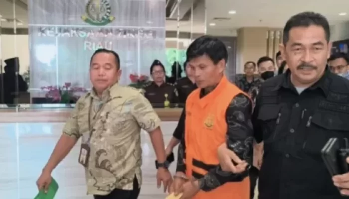 Dugaan Korupsi Dana Pengelolaan Kebun Sawit, Penyidik Kejati Riau Resmi Menahan Direktur DUMDes Karya Muda