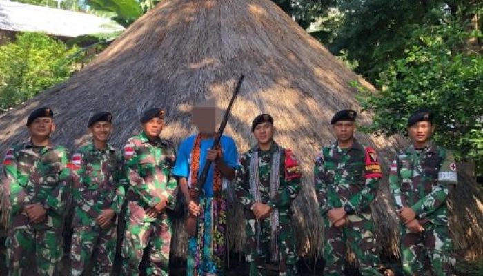 Bukti Kedekatan TNI-Masyarakat, Pos Nelu Satgas Yonkav 6/NK Berhasil Mendapatkan Satu Pucuk Senjata Rakitan Milik Warga