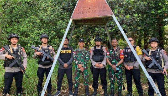 Sinergi Jaga Perbatasan RI-Malaysia, Satgas Pamtas Yonarmed 16 TK dan Satbrimob Sajingan Laksanakan Patroli di Perbatasan Aruk