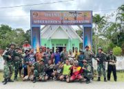 Jaga Komunikasi dan Kerjasama Dengan Masyarakat, Satgas Yonif 122/TS Renovasi Gapura Gereja St. Fransiskus Kampung Kalimo