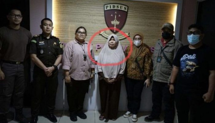 Tim Gabungan Satgas SIRI Jamintel Kejagung Berhasil Amankan DPO Terpidana Korupsi Hayati Gani Di Kediamannya