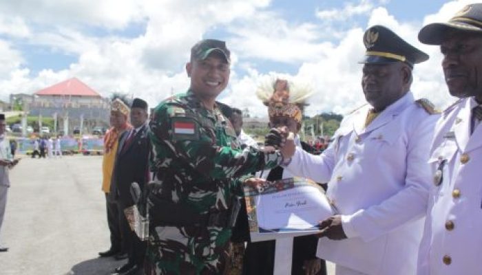 Upacara HUT Ke-15 Kabupaten Maybrat Dihadiri Dansatgas Yonif 623/BWU di Alun Alun Vaitmayaf
