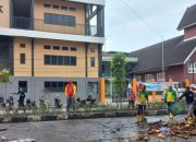 Sukses Laksanakan Event Bakar Tongkang, Bersama Dengan Petugas, Kadis LH Suwandi Turun Tangan Bersih-Bersih Kota Bagansiapiapi