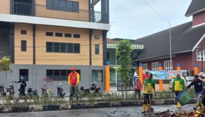 Sukses Laksanakan Event Bakar Tongkang, Bersama Dengan Petugas, Kadis LH Suwandi Turun Tangan Bersih-Bersih Kota Bagansiapiapi