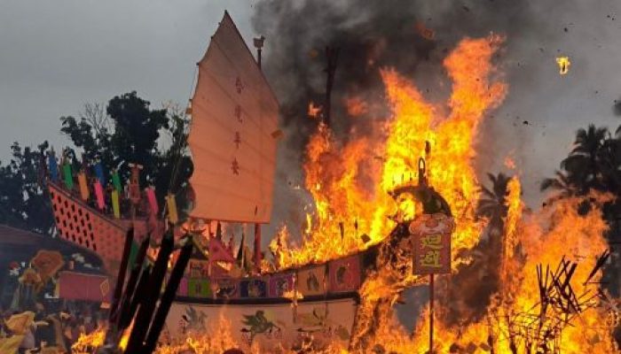 Puluhan Ribu Wisatawan Hadiri Festival Bakar Tongkang di Kota Bagansiapiapi