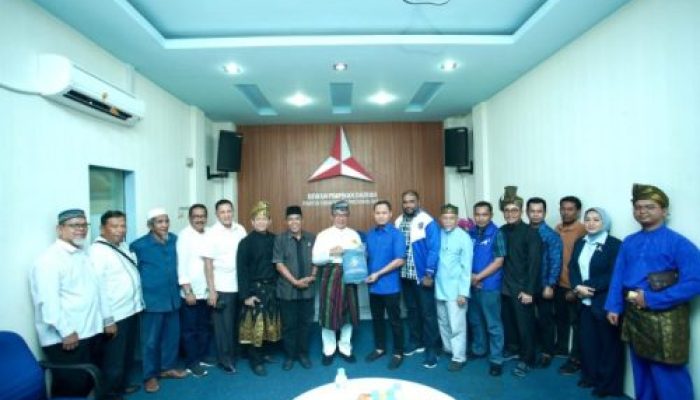 HM Wardan Serahkan Formulir Pendaftaran Pilkada Diiringi Dengan Silat dan Iringan Kompang di kantor DPD Partai Demokrat