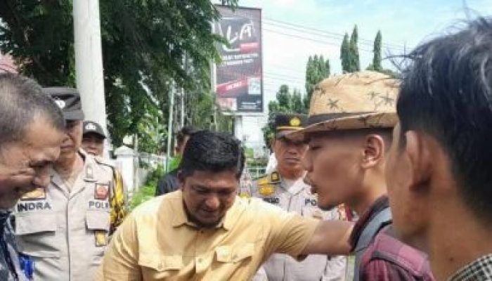 Dugaan Penyalahgunaan DAK dan APBD Pendidikan SMK di Riau, Aliansi Mahasiswa Pemantau Riau (AMPER) Gelar Aksi Demonstrasi di depan Kantor Disdik Riau