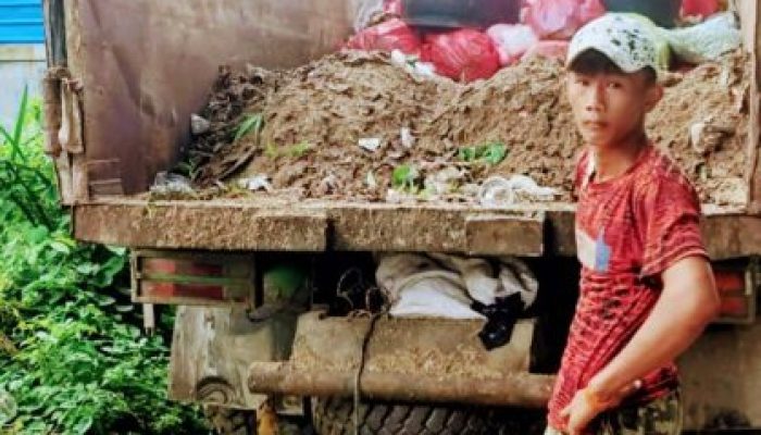 Lagi, Mobil Pengangkut Sampah Milik DLHK Pekanbaru Terciduk Media Saat Muat Pasir, Kadis DLHK: Silahkan Kontak Pengawas Aja ya”