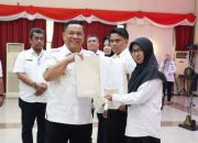 Pj Gubernur Riau Serahkan 569 SK PPPK Wilayah Kerja di Pekanbaru