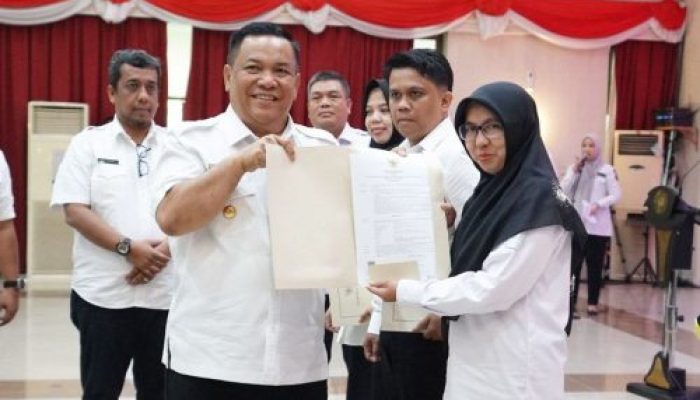 Pj Gubernur Riau Serahkan 569 SK PPPK Wilayah Kerja di Pekanbaru