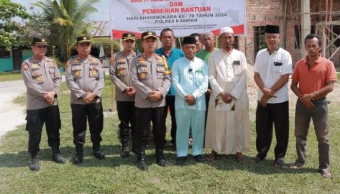 Jelang Peringatan Hari Bhayangkara ke-78,Polres Kampar Serahkan Bantuan Material Pembangunan Madrasah Ibtidaiyah Nurul Iman