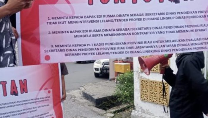 Puluhan Mahasiswa Gelar Aksi Demo, Desak Kadisdik Riau Copot Edi Rusma Dinata, Sekretaris Dinas Pendidikan Riau