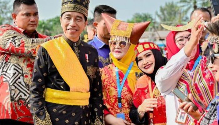 Upacara Harlah Pancasila Tahun 2024 Di Kota Dumai, Bupati Bengkalis Kasmarni Hadir Menggunakan Pakaian Adat Batak Toba