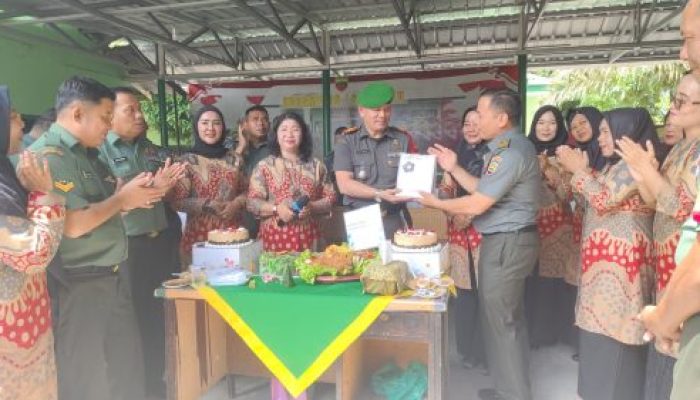 Suasana Haru, Dalam Acara Pelepasan Anggota Koramil 06 Siak Hulu Yang Purnatugas Dan Ultah Danramil