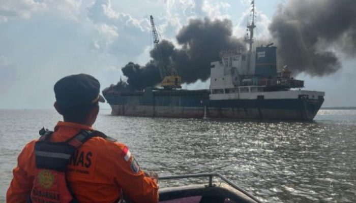 Kapal Bermuatan Sagu Terbakar di Perairan Kepulauan Meranti