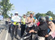 Sepekan Dilantik, Kasat Lantas Bagi-bagi Helm dan Ini Harapannya