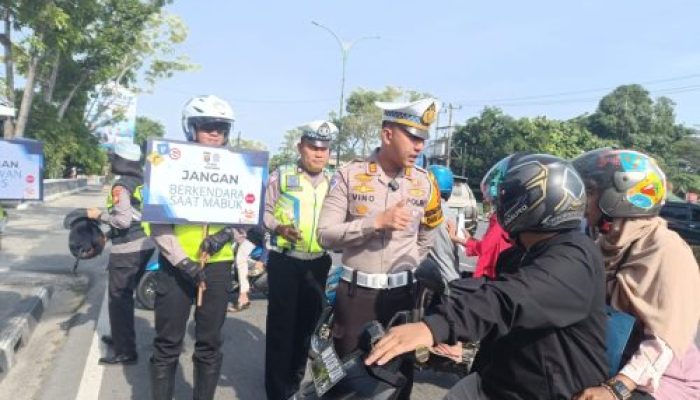Sepekan Dilantik, Kasat Lantas Bagi-bagi Helm dan Ini Harapannya