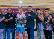 Dansat Brimob Polda Riau serahkan Sabuk Juara kepada Demanto di SKA SPORT Show