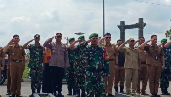 Pengibaran Bendera Merah Putih di Tugu Kedaulatan RI-Malaysia