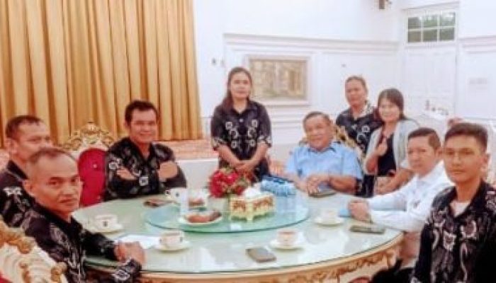 Pj Gubri SF Hariyanto Jamu Pendeta Setyo Wiyono dan Jemaat GPdI Mawar Sharon